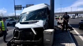 Sükan arxasında yuxulayan sürücü çörək daşıdığı maşını dirəyə çırpdı   - VİDEO