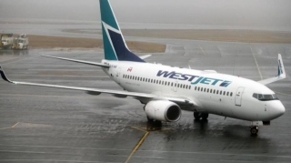 Aviaşirkət uşağın maskası olmadığı üçün uçuşu ləğv edib