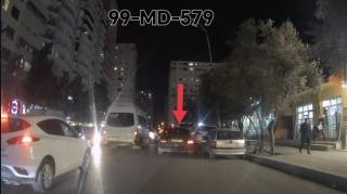 İki maşınlıq yerə sığmayan sürücü ikinci cərgədə dayanıb yolu kəsdi - VİDEO