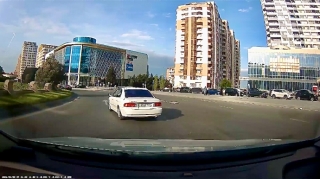 Dairədəki avtomobili gözardı edən sürücü qəza təhlükəsi yaratdı    - VİDEO