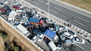 Более сотни машин пострадали в результате масштабного ДТП в Китае  - ВИДЕО