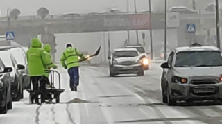 Bakıdakı yolların qardan təmizlənməsi davam edir - FOTOLAR