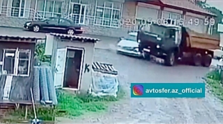 "Kamaz" "Mercedes"i vurdu:  ardınca tualeti uçurdu  - VİDEO