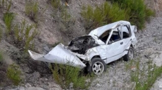 Türkiyədə bir ailənin yeddi üzvünün olduğu avtomobil dərəyə yuvarlanıb 