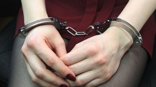 Yardımlıda evdən 7200 dollar oğurlayan qadın tutulub