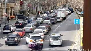 Sıxlığa düşmək istəməyən  “Prius” sürücüsü avtobus zolağıyla hərəkət etdi  - VİDEO