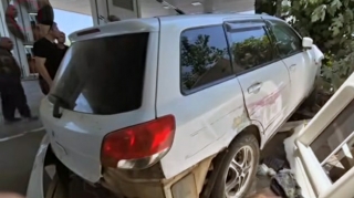 “Mitsubishi” yanacaqdoldurma məntəqəsinə çırpıldı - Xəsarət alanlar var 