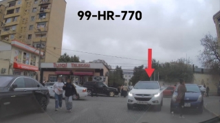 В Хырдалане женщина на автомобиле приехала забрать ребенка из школы и перекрыла дорогу — ВИДЕО 