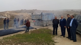 İcra başçıları yolları əl arabaları üçün qırlayır - FOTOLAR