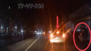 Yolun ortasında qəfil dayanan "manatlıq" taksi sürücüsü qəza şəraiti yaratdı - VİDEO