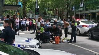 Sürücü avtomobili izdihamın üzərinə sürüb, ölən və yaralanan var 