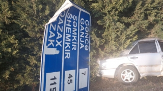 Gəncədə minik maşını aşıb - FOTO 