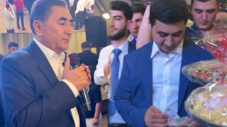 Toyunda oxuyan atasına nəmər verdi - VİDEO