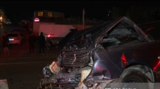 Bakıda "Mercedes" işıq dirəyini aşırdı, 2 nəfər...   - FOTO