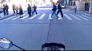 Prospektdə qırmızı işıqda keçən piyadalar sürücüləri riskə atdı   - VİDEO