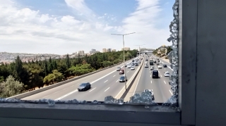 Состояние надземного перехода на шоссе Баку -  Сумгайыт создает опасность для пешеходов - ВИДЕО 