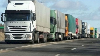 Baş nazir Azərbaycanın yük maşınlarına maneələrlə bağlı iddialara cavab verib 