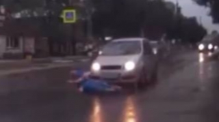 Piyadanı vuran avtomobil onun üstündən keçdi - ŞOK VİDEO 