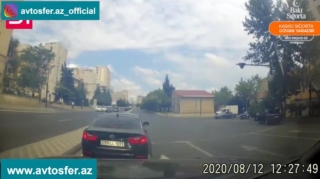 Svetoforda sükan arxasında "yatan" sürücü  - VİDEO