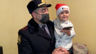 Oğurlanan iki yaşlı körpə polis əməkdaşları tərəfindən tapılıb  - VİDEO