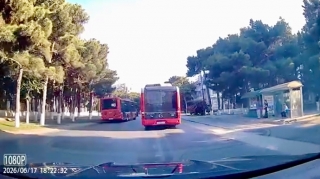 Sumqayıtda sərnişin avtobusları növbə ilə qarşı yola çıxıb təhlükə saçdı    - VİDEO