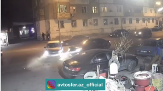 Yolun ortasına perpendikulyar çıxan taksi qəza törətdi  - VİDEO