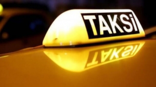 В Баку таксист избил и ограбил женщину