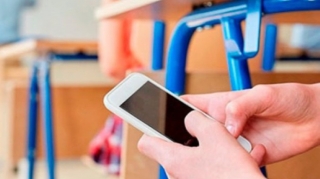 İmtahana ayaqqabısının altında telefon keçirtmək istədi 