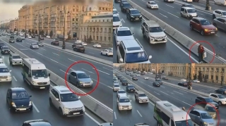 Водитель, высаживавший пассажира на проезжей части, чуть не стал причиной аварии - ВИДЕО