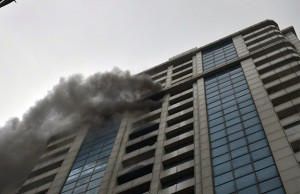 Bakıda yaşayış binası yanır – VİDEO