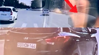 Sumqayıtda qadın sürücü maşınların önünə çıxıb təhlükə yaratdı    - VİDEO