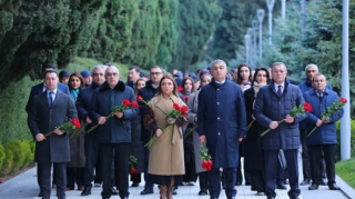 QHT-lərə Dövlət Dəstəyi Agentliyinin kollektivi Ümummilli Liderin məzarını ziyarət edib - FOTO