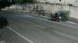 Polis maşını soyğunçuların motosikleti ilə toqquşub  - VİDEO