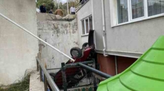 İdarəetmədən çıxan maşın zirzəmiyə düşdü - HADİSƏ ANI 