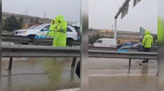 Yol polisləri suyun içində xidmət aparır – VİDEO 