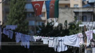 Bakı küçələrində təəssüf doğuran mənzərə: Cırılıb solmuş bayraqlar - FOTOREPORTAJ 