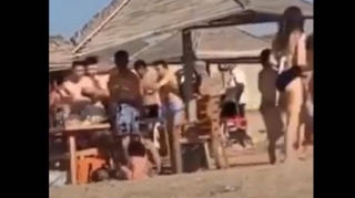 Bakı çimərliyində kütləvi dava - Qıza söz atdığına görə - VİDEO