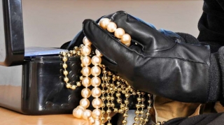 Bakıda kişi qayınanasının evindən 20 min manatlıq qızıl oğurladı