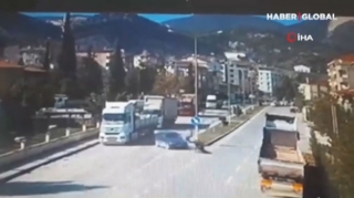 Motosiklet minik avtomobilinə çırpıldı: Sürücü bir neçə metr kənara düşdü - VİDEO