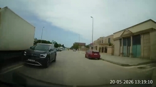 Əks yola çıxan sürücü qarşıdan gələn avtomobili təhlükə ilə üz-üzə qoydu   - VİDEO