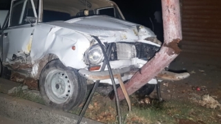 Xaçmazda avtomobil elektrik dirəyinə çırpılıb, xəsarət alanlar var 