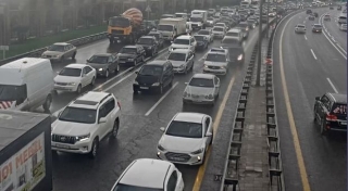 Bakıda yük maşını aşdı, tıxac yarandı - FOTO 