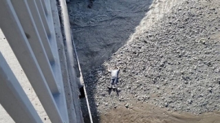 Göyçay sakini özünü körpüdən çaya atıb  - FOTO