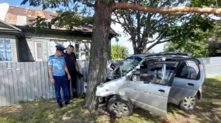 13 yaşlı qız avtomobili ağaca çırpdı – 1 ölü, 6 yaralı - FOTO 