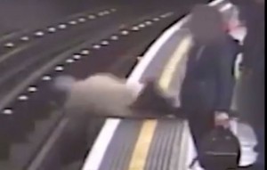 "Avrotunel"in sabiq prezidentini relslərin üzərinə itələdilər - VİDEO