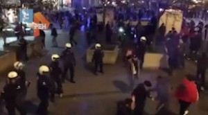 Mərakeşlilər komandalarının DÇ-2018-ə çıxmasını avtomobilləri yandırmaqla qeyd ediblər - VİDEO