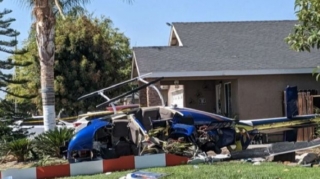 Kaliforniyada helikopter şəxsi evin həyətindəki palma ağacına çırpılıb - VİDEO 