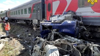 Sərnişin qatarı yük maşını ilə toqquşub: Ölən var  - FOTO 