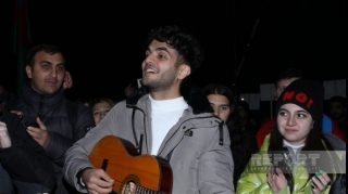 Xankəndi-Laçın yolunda aksiya iştirakçıları vətənpərvərlik ruhunda mahnılar ifa edirlər  - FOTO