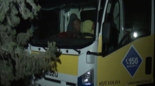 Goranboyda evakuator qəza törədib, daşıdığı avtomobil yararsız hala düşüb   - FOTO